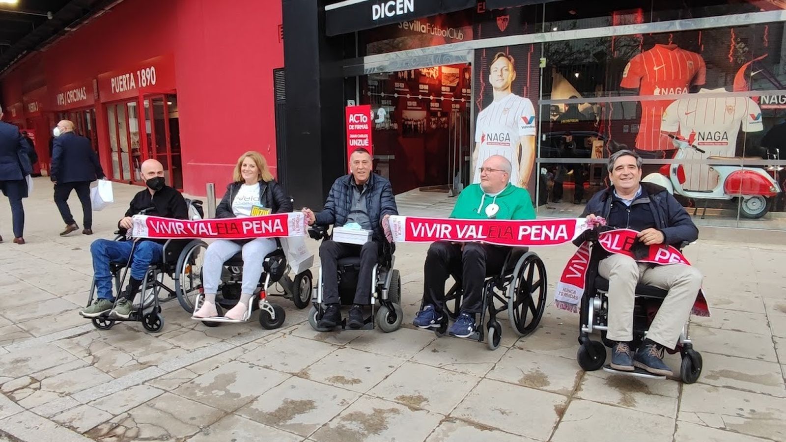 Un grupo de sevillanos diagnosticados en ELA durante un acto organizado por la Asociación ELA Andalucía.