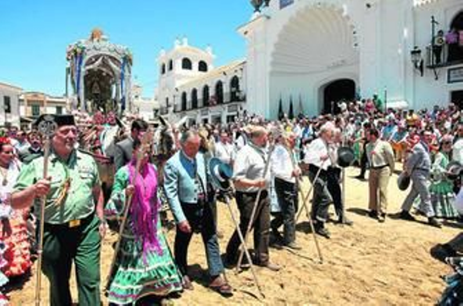 La junta de gobierno de la Hermandad de Huelva, acompañada por el alcalde de la capital, Pedro Rodríguez, presenta el Simpecado a las puertas de la ermita. La junta de gobierno de la Hermandad de Huelva, acompañada por el alcalde de la capital, Pedro Rodríguez, presenta el Simpecado a las puertas de la ermita.