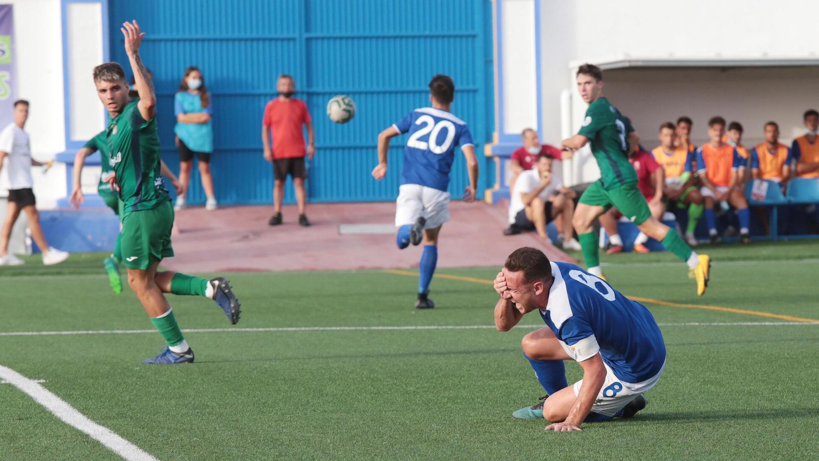 Juanca tuvo que abandonar el campo con una brecha en la ceja.