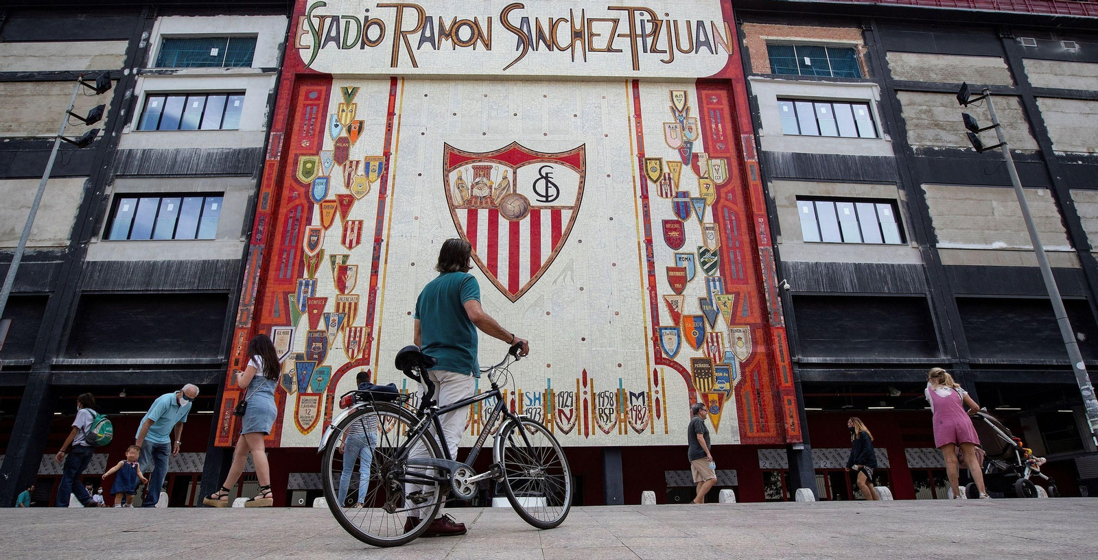Aficionados junto a la fachada principal del estadio Ramón Sánchez-Pizjuán.