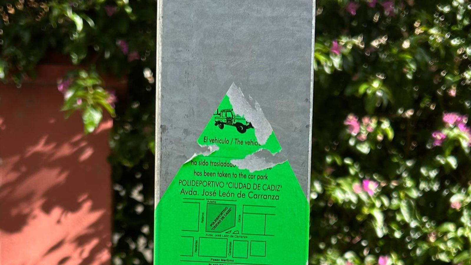 Ya habido varios vehículos multados a raíz de la prohibición de aparcar en varias zonas del barrio de Bahía Blanca