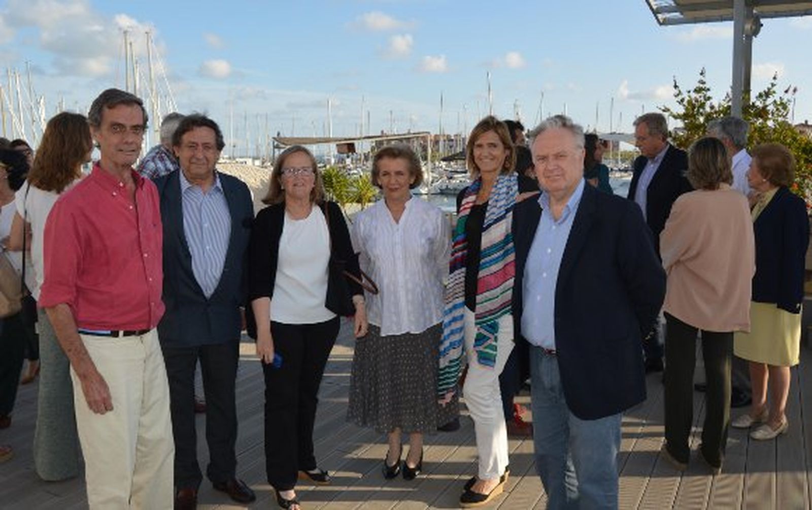 Iván Benjumea, Alfonso Ussía, Lupe Soto, Pili Ornedo, Zenaida Pablo-Romero y Tomás Osborne, en la terraza de Puerto Sherry, durante el acto.

Foto: Ignacio Casas de Ciria