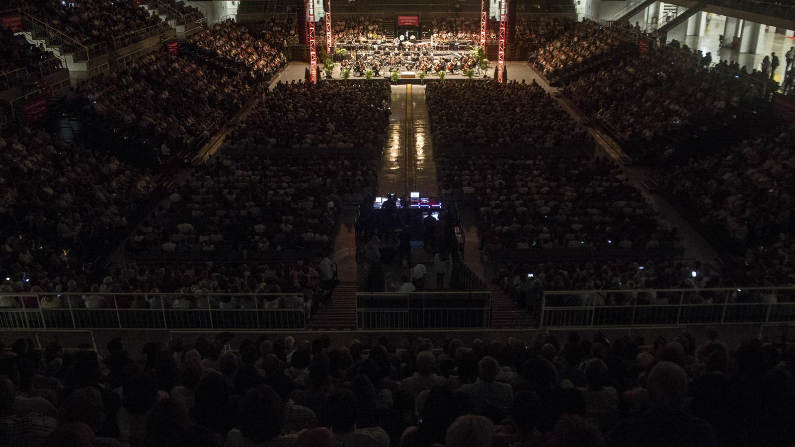Unas 7.000 personas acudieron al recital gratuito en el Palacio de Deportes.