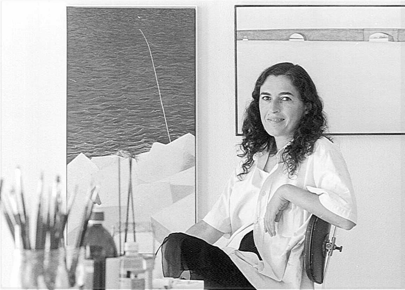 La pintora Carmen Bustamante en su estudio, ante algunos de sus cuadros, en una imagen de 1996.