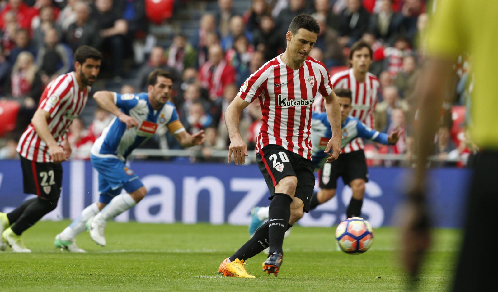 Aduriz golpea a lo Panenka para transformar el penalti del 1-0.