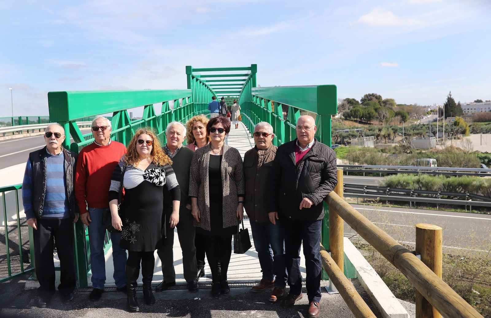 Miembros de la Plataforma A-2003, ayer en la nueva pasarela.