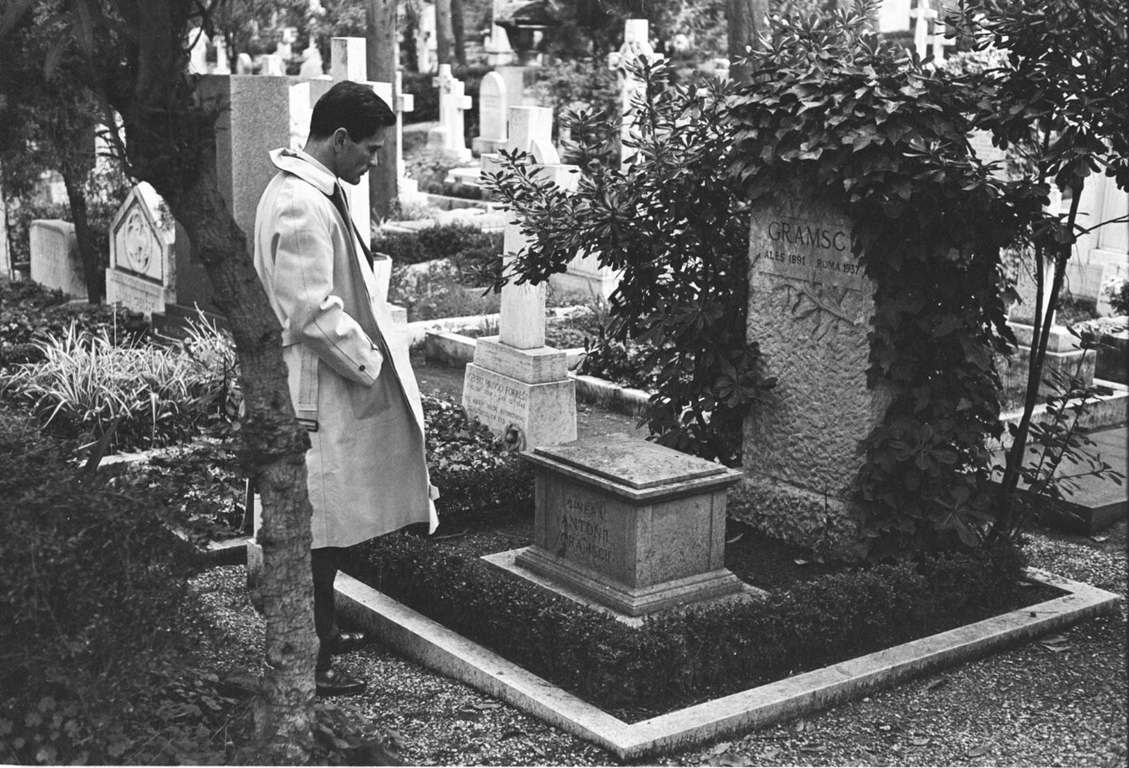 Pasolini ante la tumba de Antonio Gramsci en el cementerio protestante de Roma.