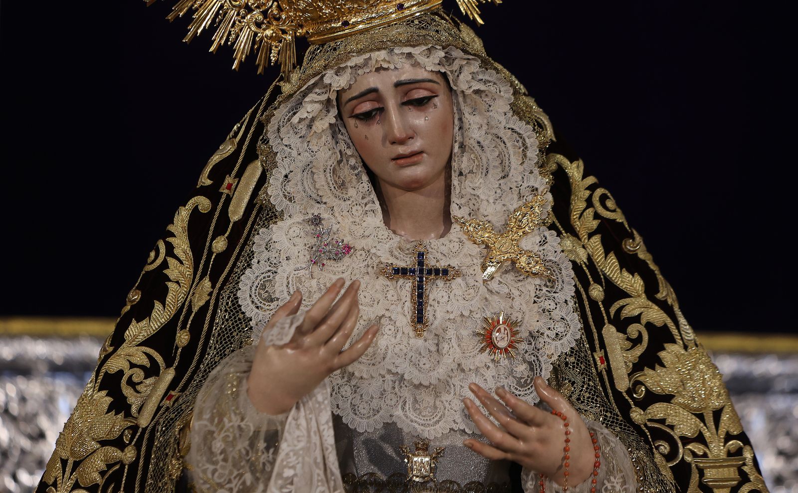 Las impresionantes imágenes de la Virgen de la Victoria en su besamanos