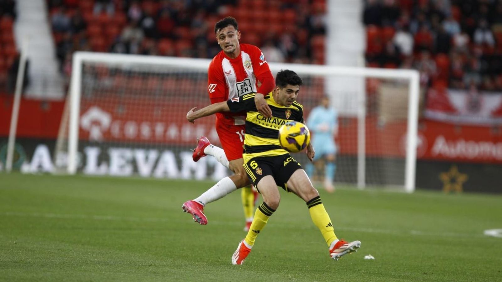 Marc Pubill supera a Clemente en un duelo en campo rival.