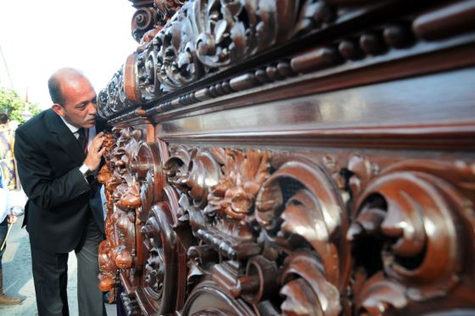 Contraguía del paso de Las Misericordias hablándole al patero.

Foto: Manuel Aranda