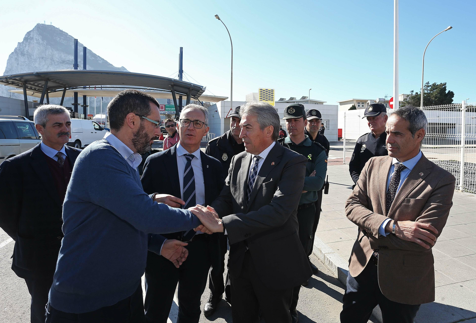 Juan Franco y Lucrecio Fernández se dan la mano ante Francisco Gil, Juan Lozano y José Antonio Pacheco