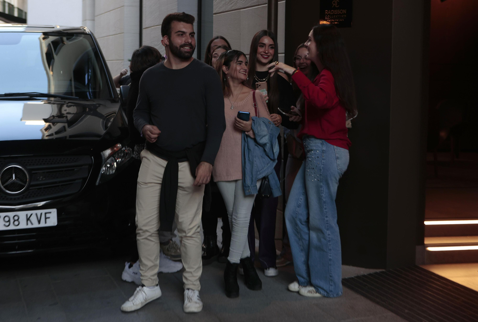 Grammys Latinos en Sevilla, la espera en la puerta de los hoteles