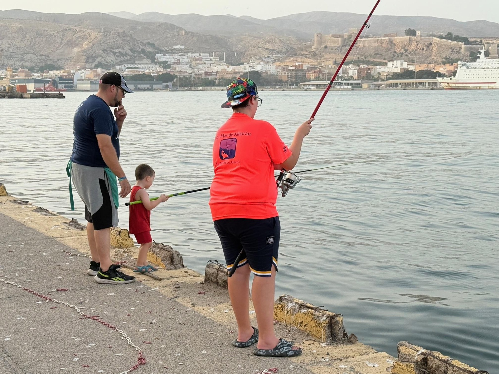 Varios de los participantes durante el desarrollo del 53º Trofeo de Feria de Pesca Infantil y Juvenil.