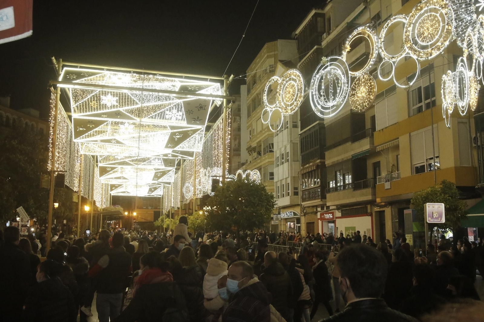 El encendido del espectacular alumbrado navideño de Puente Genil, en fotografías