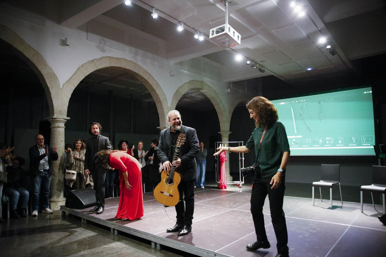 El Centro Andaluz de la Fotografía de Almería presenta el calendario 2025 con la actuación de la bailaora María Moreno, en imágenes