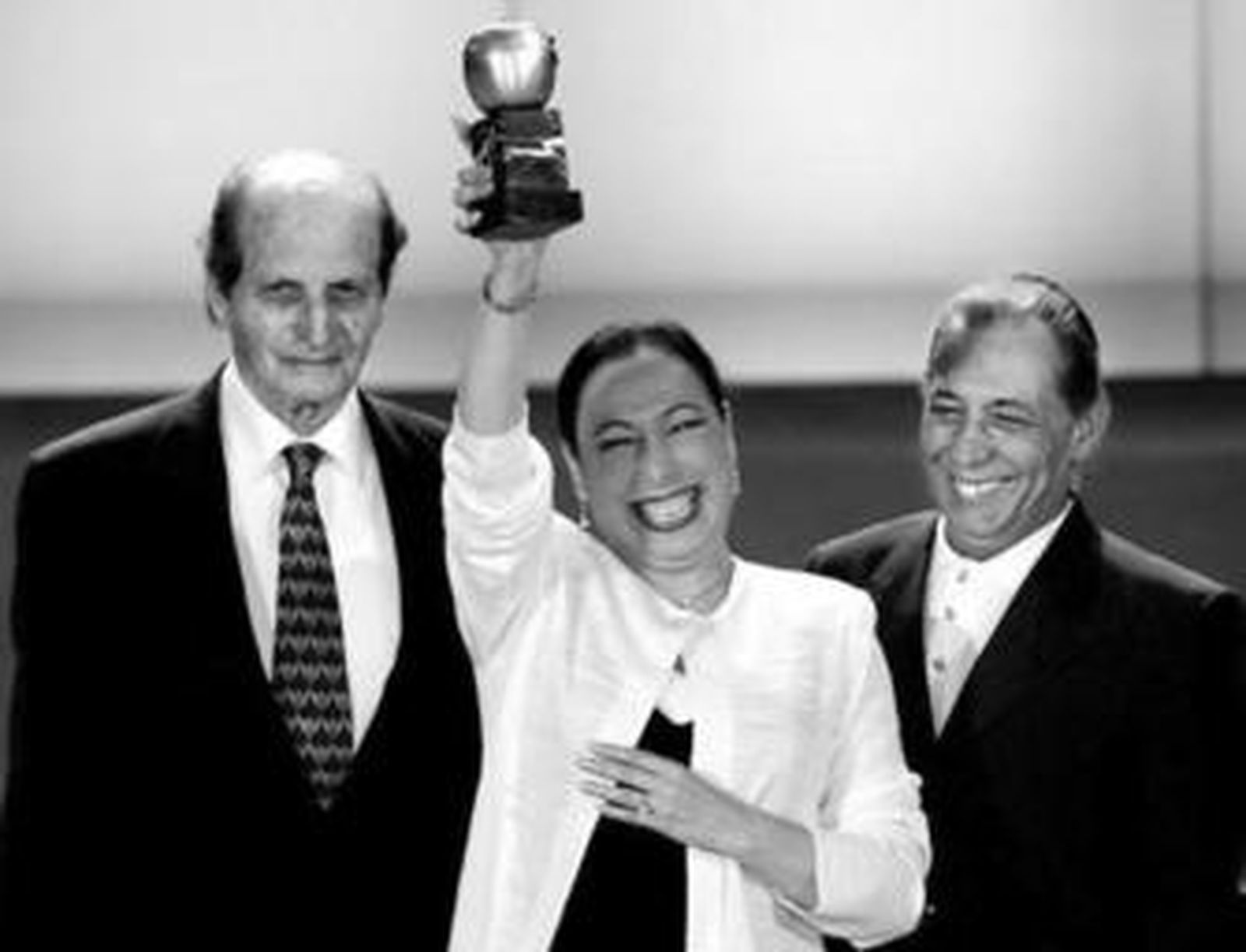 Ángel Peralta, Cristina Hoyos y Salvador Távora, en los Max celebrados en 2000 en el Maestranza.