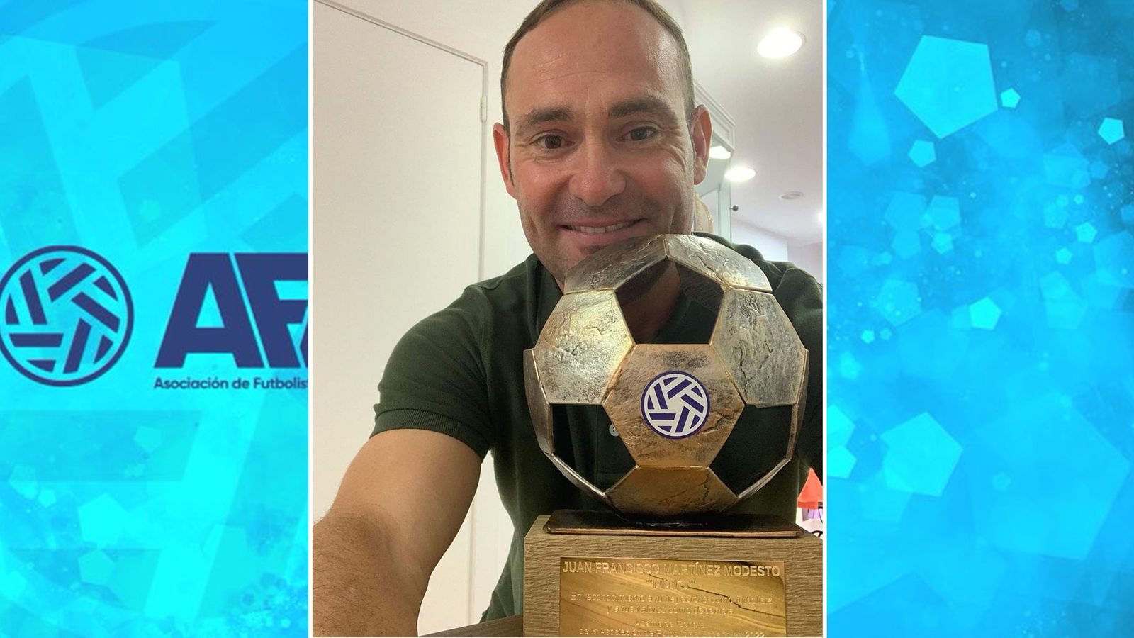 Nino con el premio entregado por la Asociación de Futbolistas Españoles.