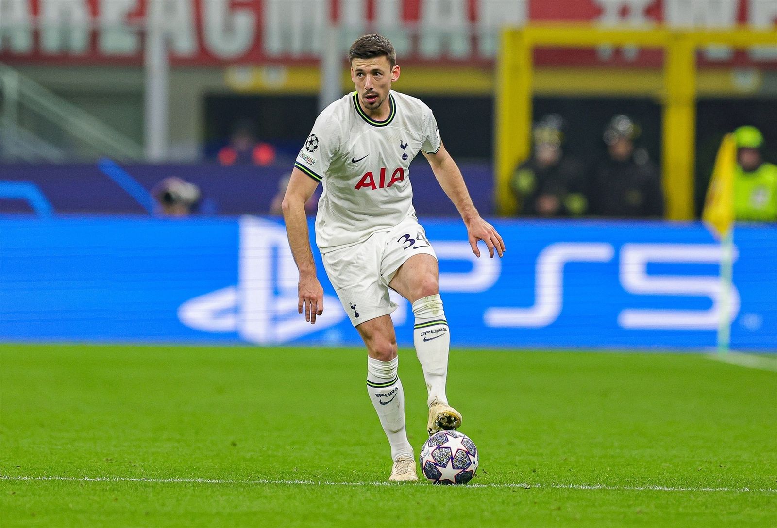 Adama Traoré trata de marcharse de la marca de Lenglet.