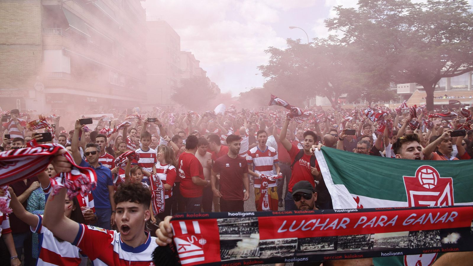 El ambiente antes del partido era espectacular en las inmediaciones de Los Cármenes