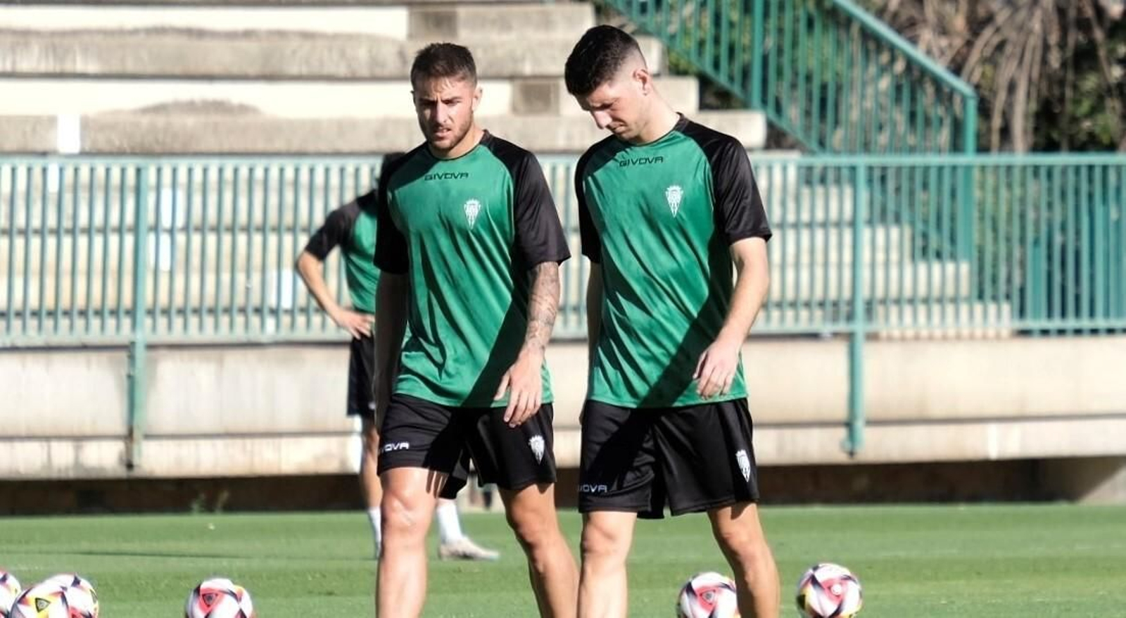 Casas y Toril, en el primer entrenamiento del balear con el Córdoba CF. Casas y Toril, en el primer entrenamiento del balear con el Córdoba CF.