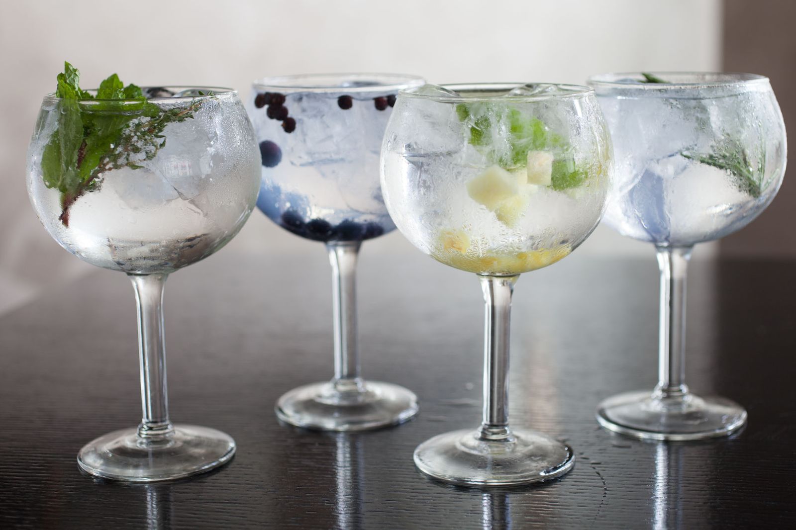 Varios combinados 'gin tonics', preparados siguiendo diferentes recetas.