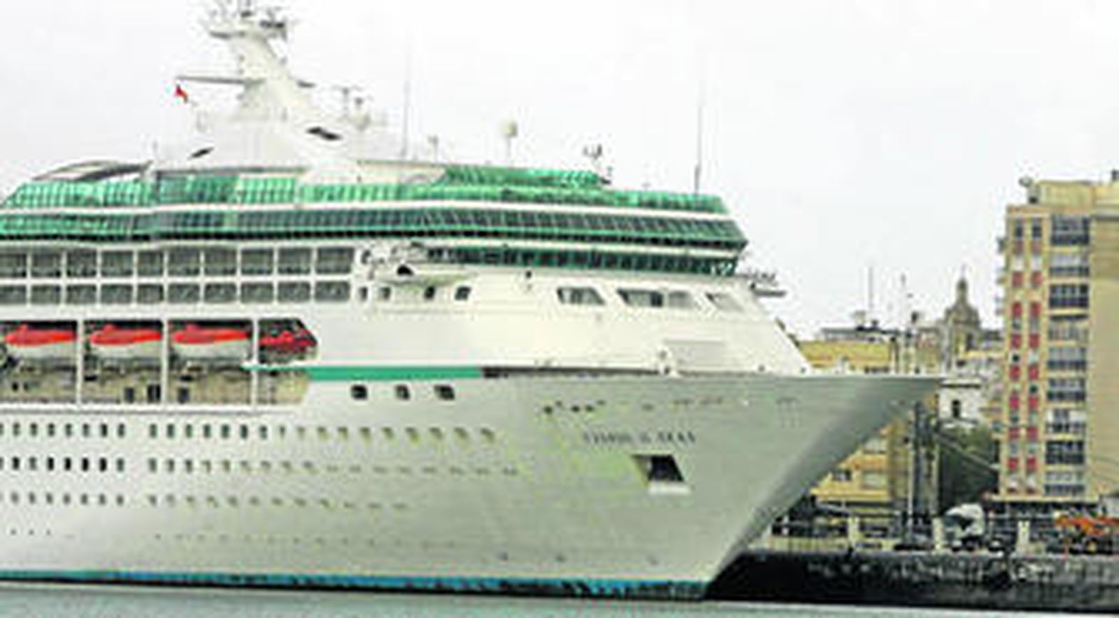 El 'Vision of the Seas', ayer durante su primera estancia en el puerto de Cádiz.