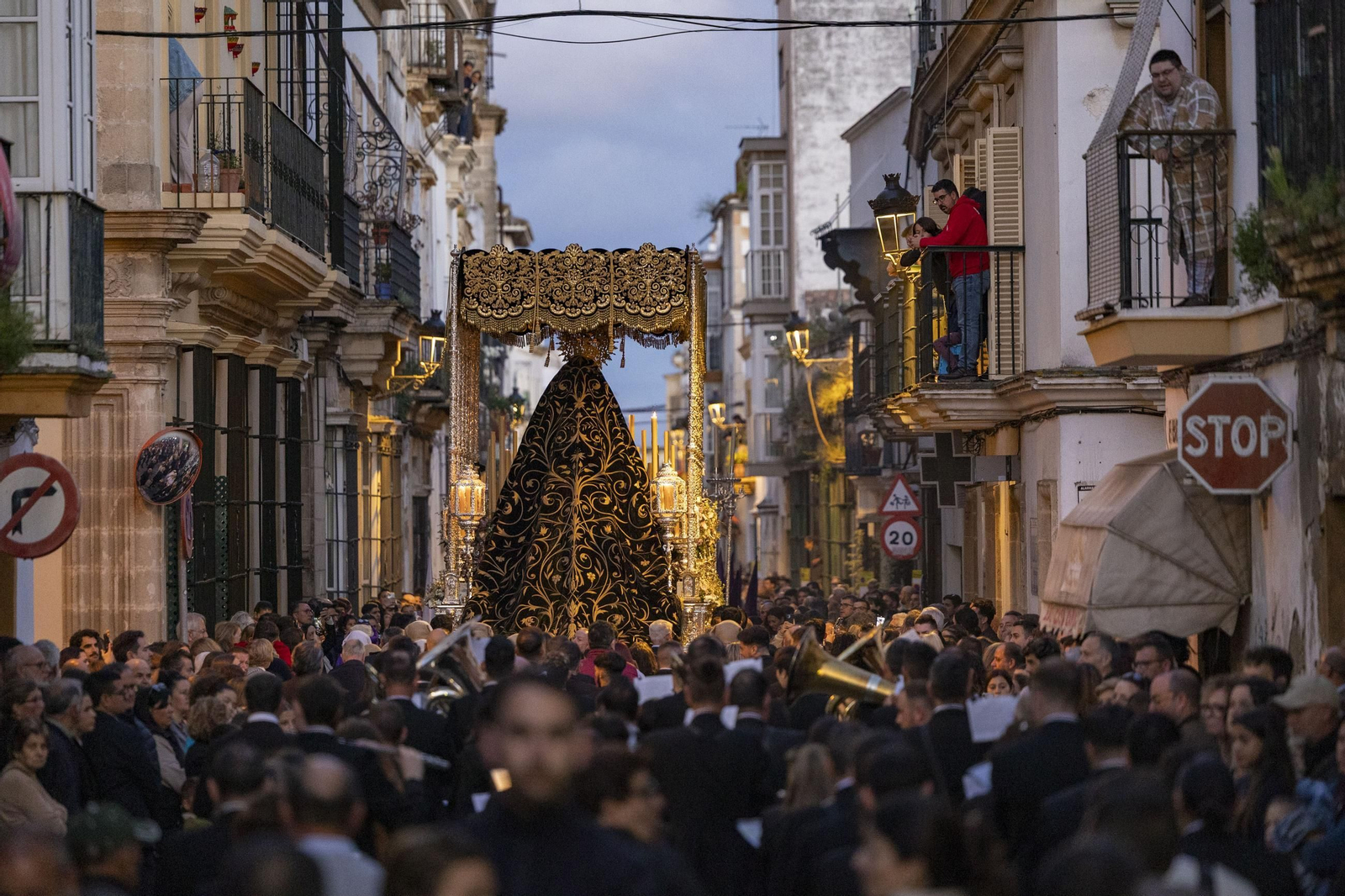 Imágenes de la salida de Santo Entierro en la Semana Santa de El Puerto 2025