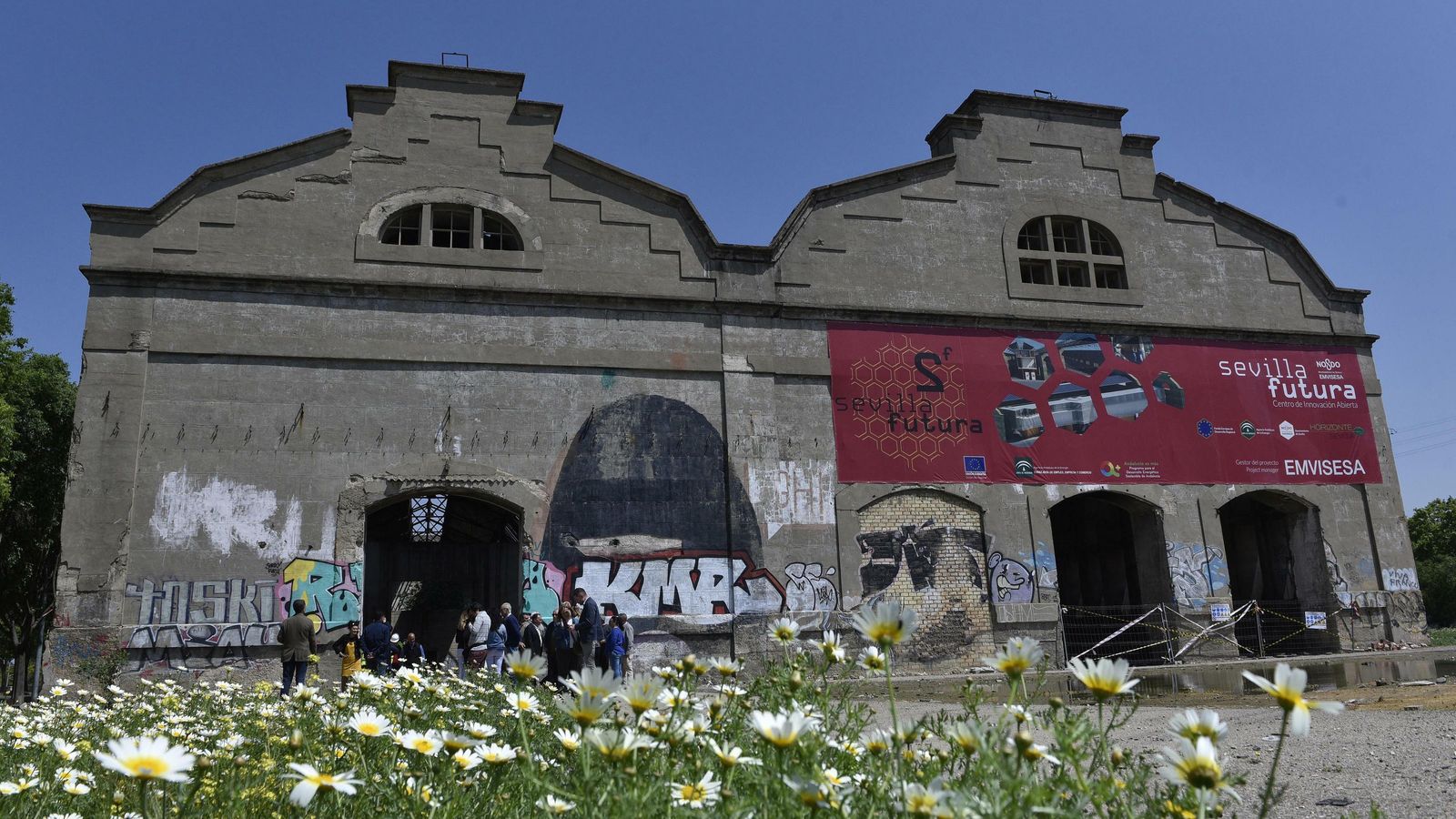 Cartel de obras en las naves de Renfe.