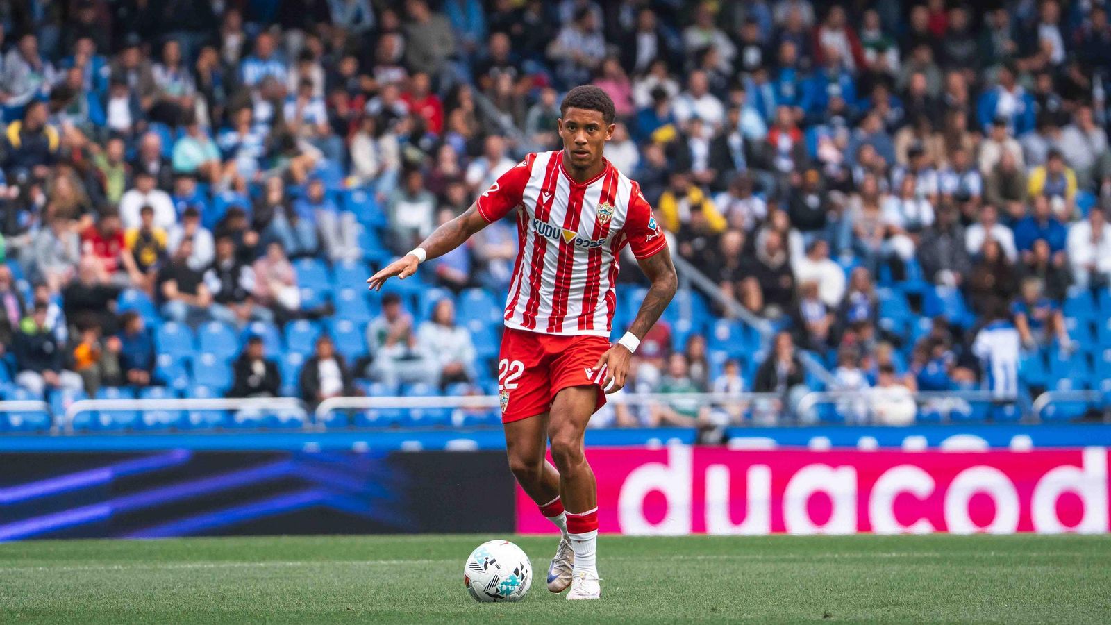 Chirino con el balón bajo su posesión durante una acción del encuentro disputado por los rojiblancos en tierras gallegas.