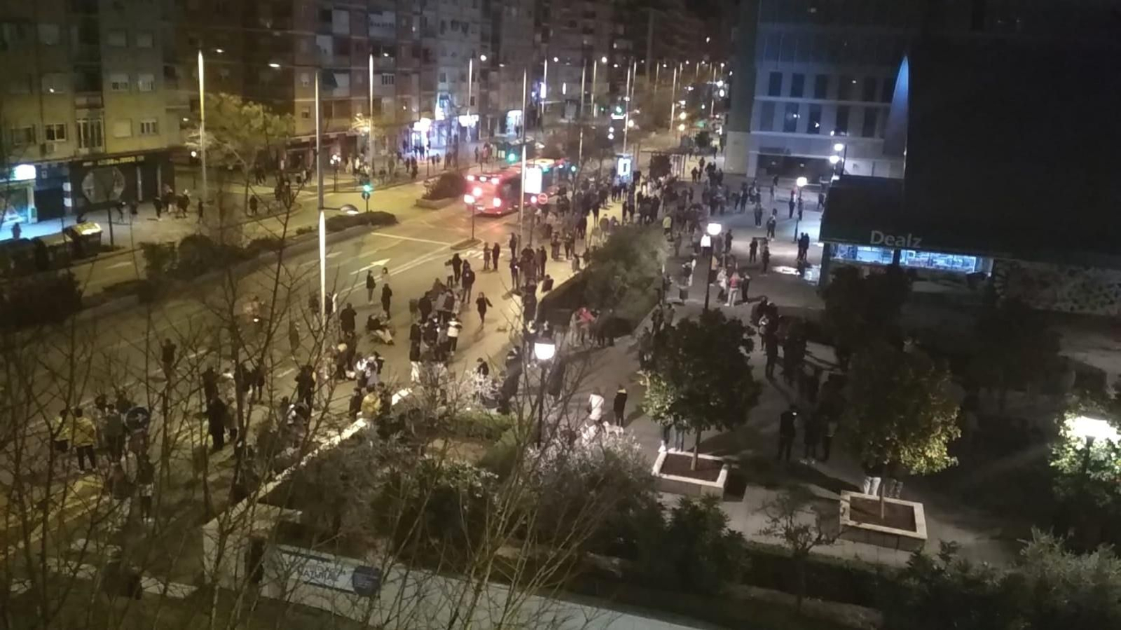 Fotos: cientos de personas salen a la calle tras los terremotos en Granada