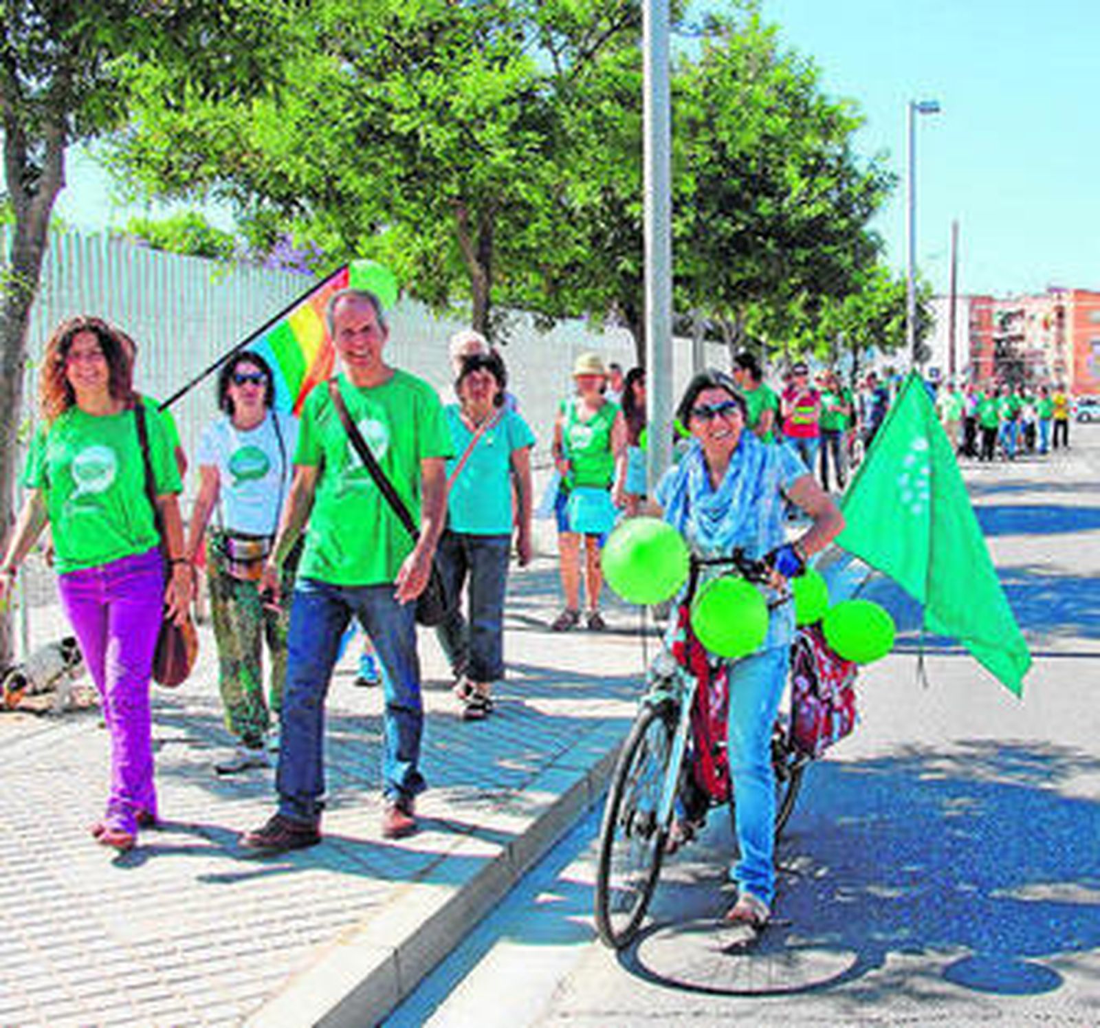 Candidatos de Ganemos, en su paseo de denuncia.