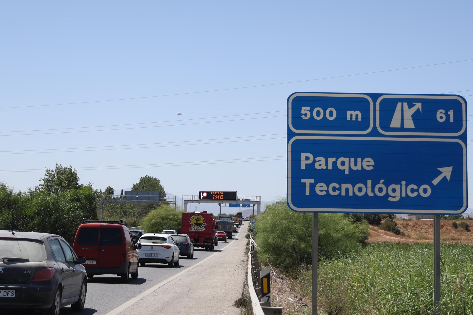 El incendio en la entrada del PTA, en imágenes