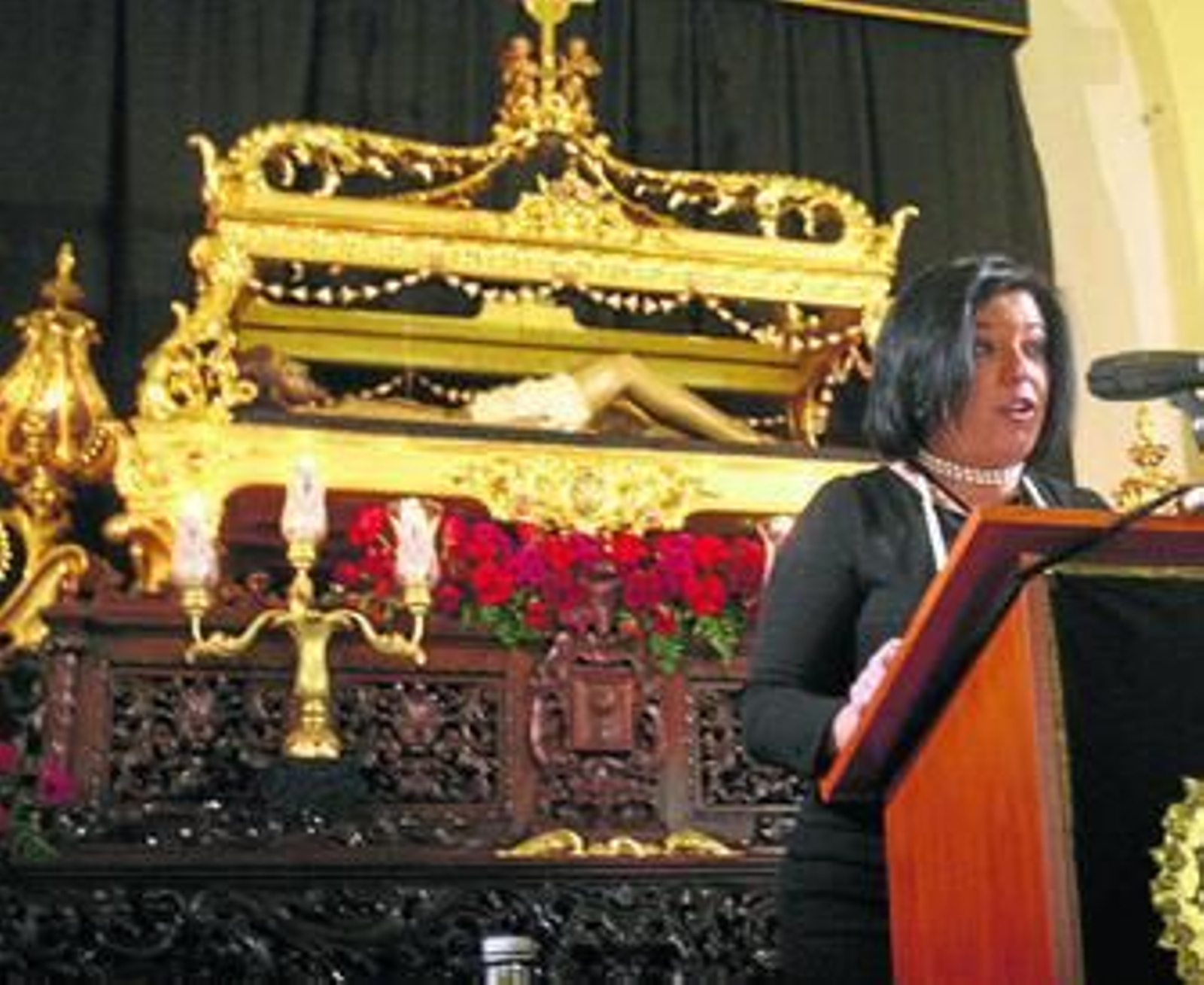 La pregonera, tras al atril y delante del Señor Yacente, en el acto de ayer.