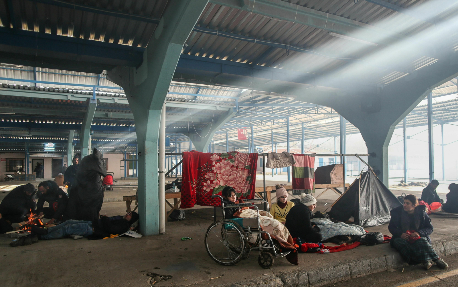 Migrantes que quieren llegar a la UE descansan en la ciudad turca de Edirne, en la frontera con Grecia.