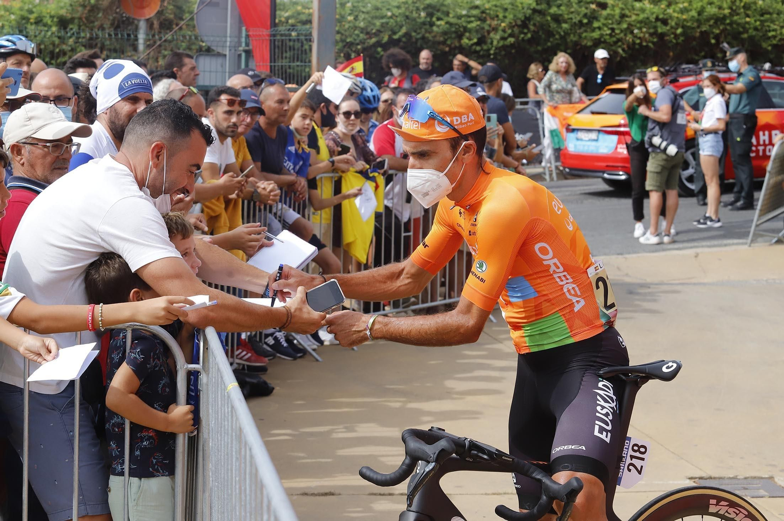 Imágenes de la Vuelta Ciclista a España en su salida desde Aracena en la 17ª etapa
