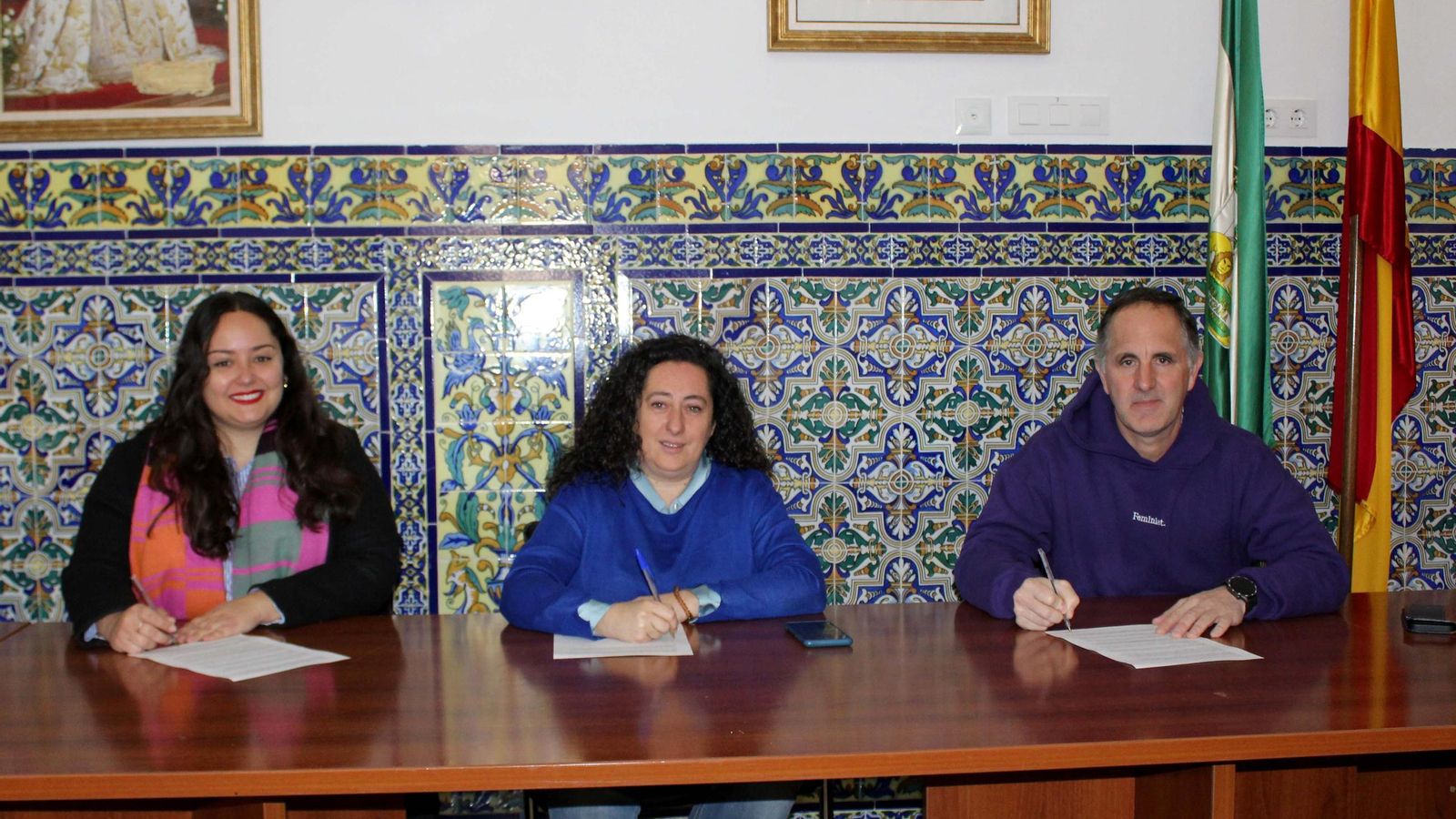 Los alcaldes de Aroche, Cortegana y Almonaster la Real firmando el acuerdo. Los alcaldes de Aroche, Cortegana y Almonaster la Real firmando el acuerdo.