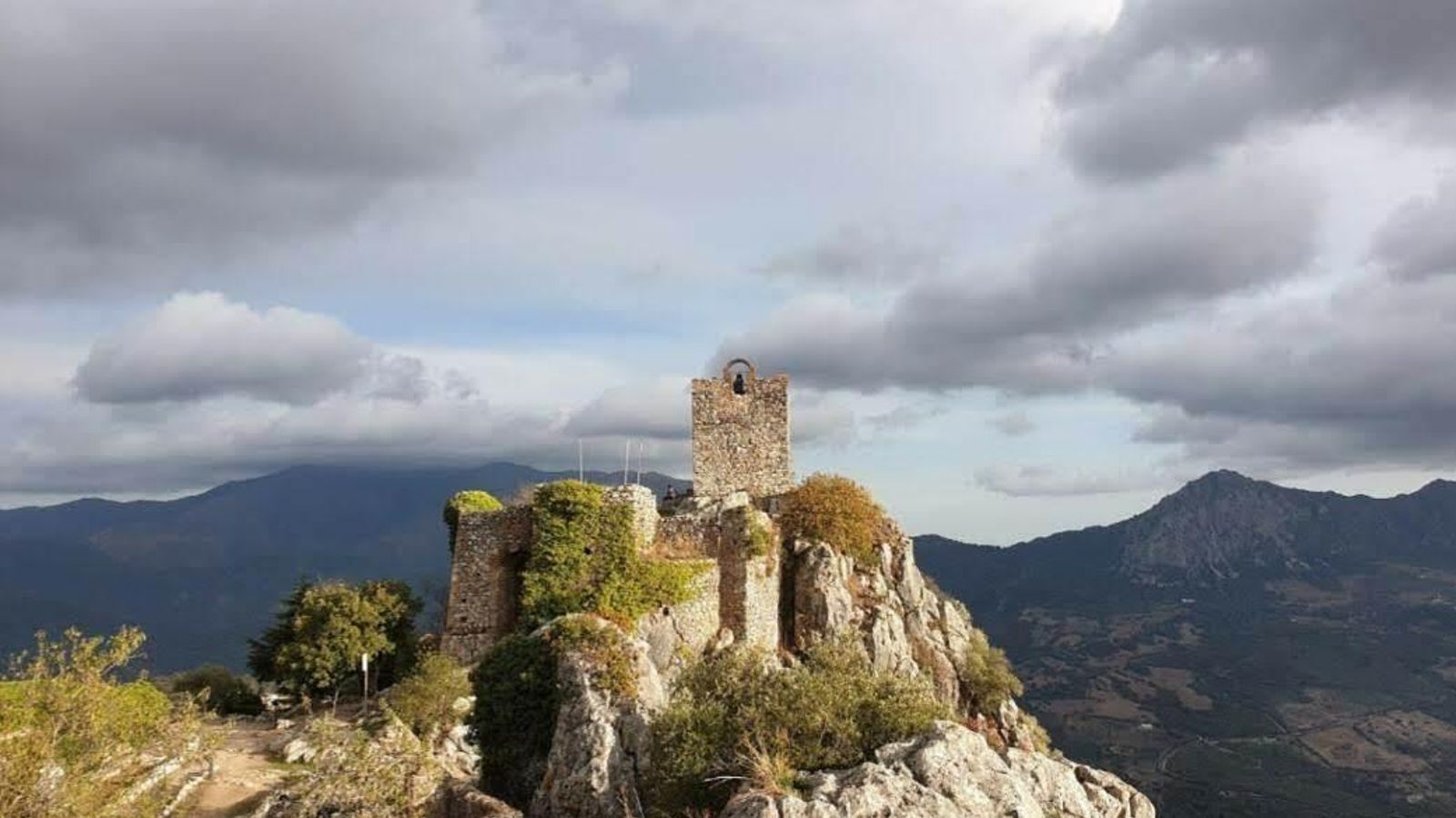 El castillo del Águila observa con mirada atenta a los vecinos de Gaucín. El castillo del Águila observa con mirada atenta a los vecinos de Gaucín.