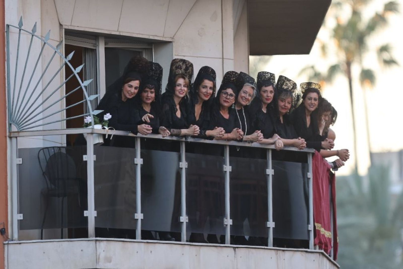 Mujeres con mantilla en un balcón de la calle Larga.