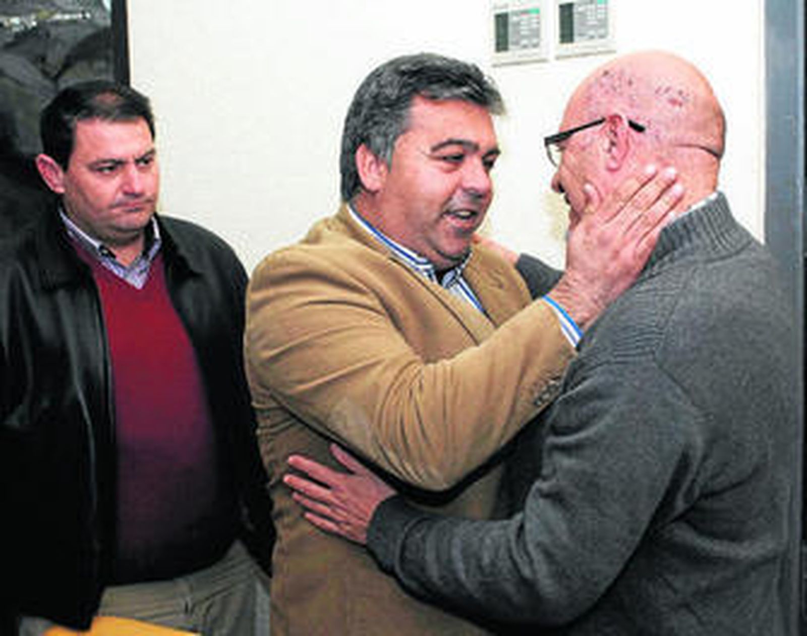 El alcalde actual de Olvera, José Luis del Río (IU), es felicitado por Cárdenas tras su investidura en enero de 2013.