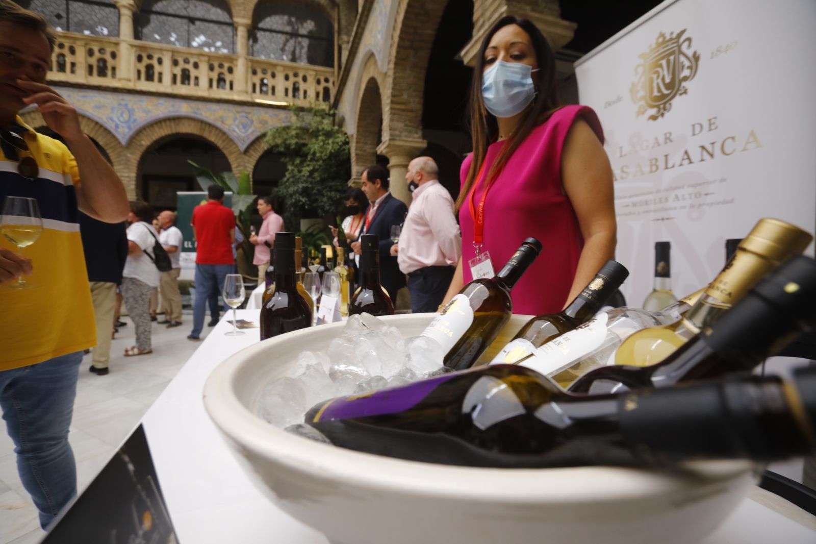 Stand del lagar de Casablanca con los vinos en rama traídos para la degustación.
