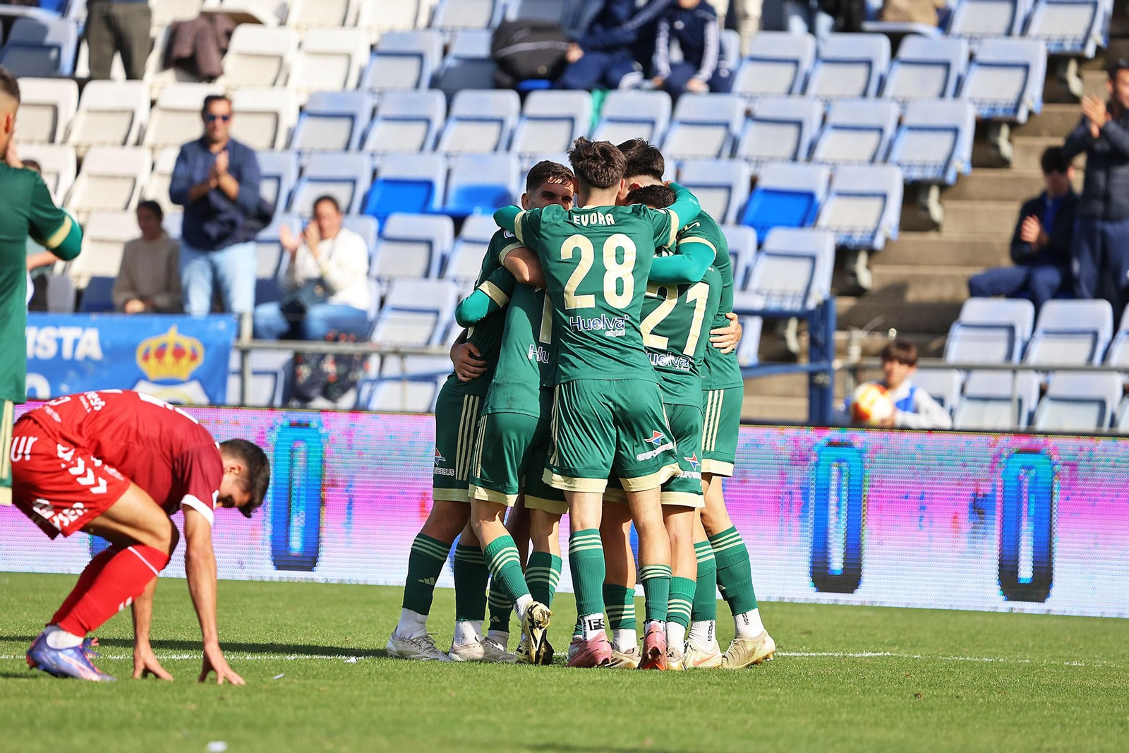 Los jugadores del Recre celebran uno de los goles de Mario da Costa.