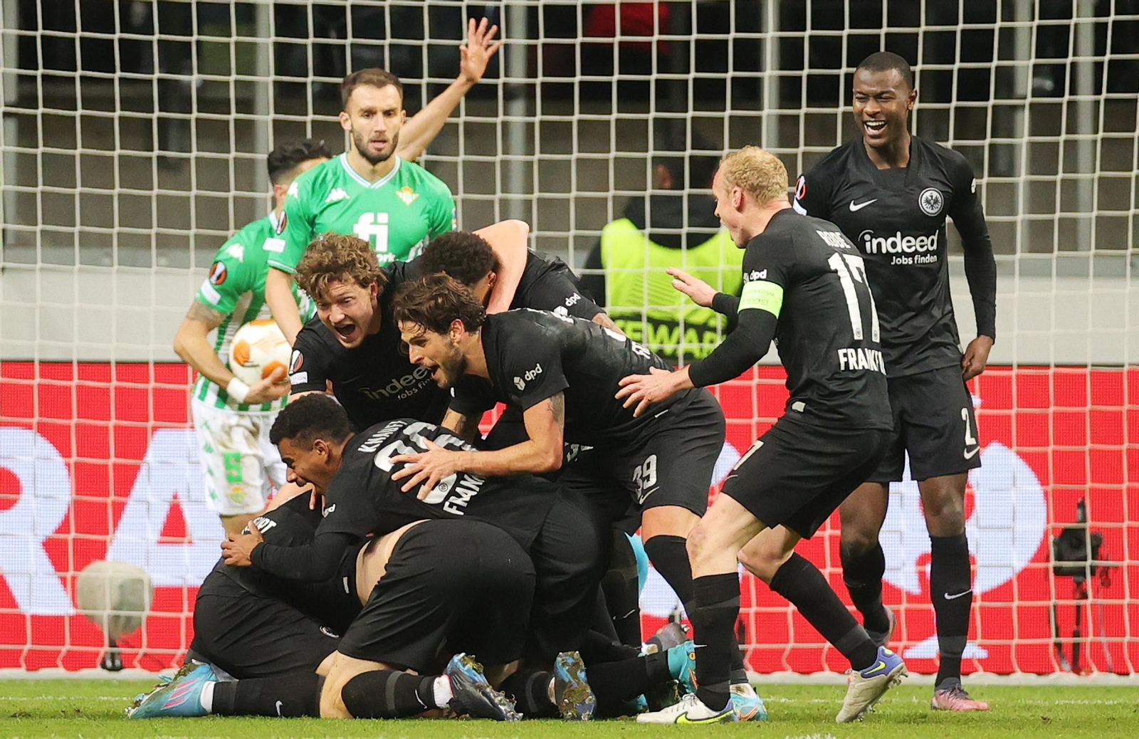 Los jugadores del Eintracht celebran su clasificación en octavos ante el Betis.