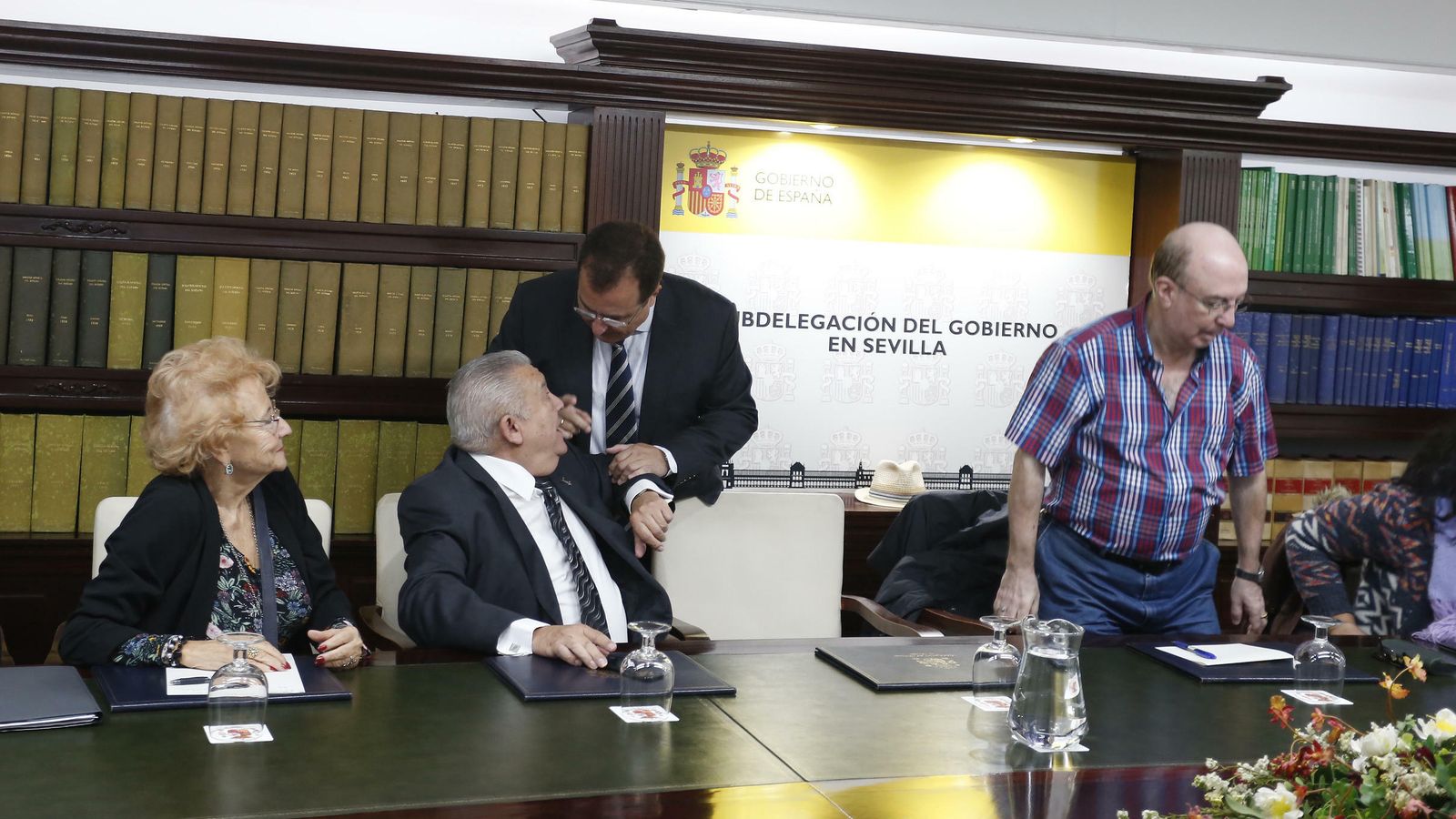 El líder vecinal José Baena habla con Juan Carlos Cabrera ante Conchita Rivas y Ángel Hueso.