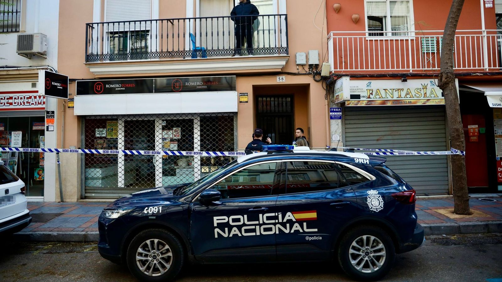 Agentes de la Policía Nacional en el lugar de los hechos.