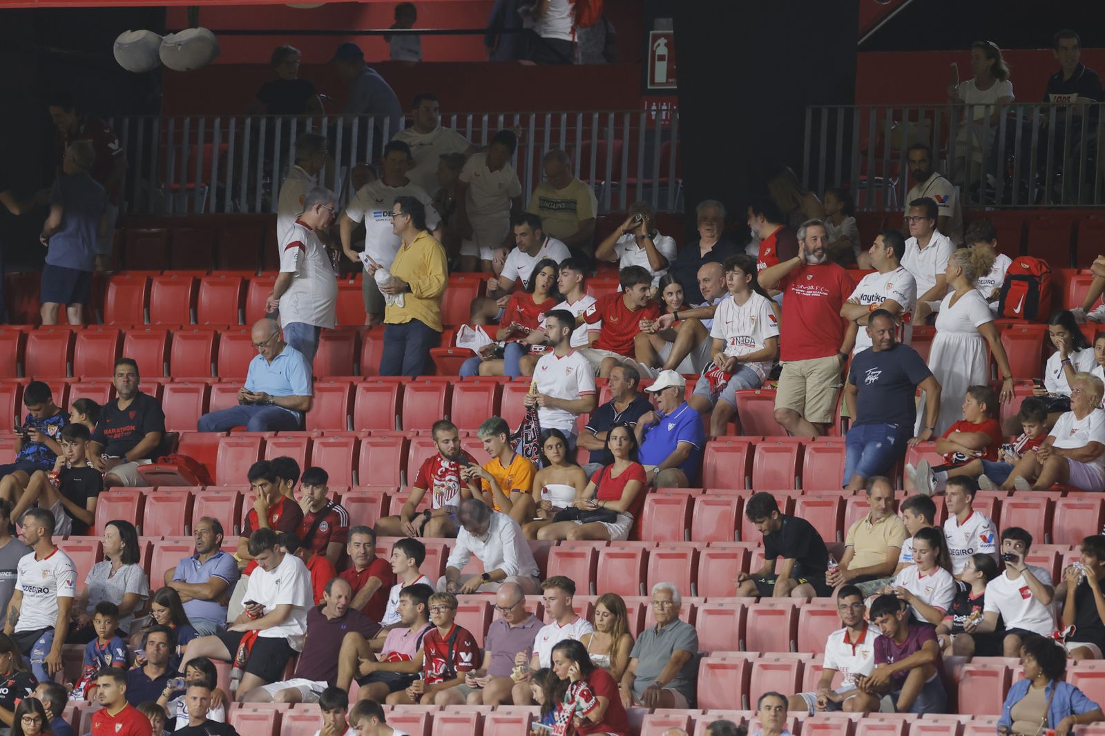 Búscate en las fotos del Sevilla fc-Girona