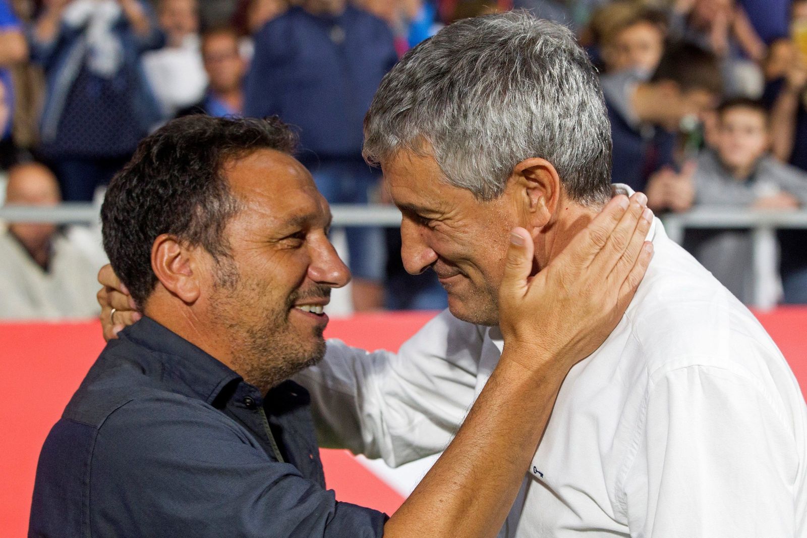 Eusebio Sacristán y Quique Setién se saludan antes del partido.