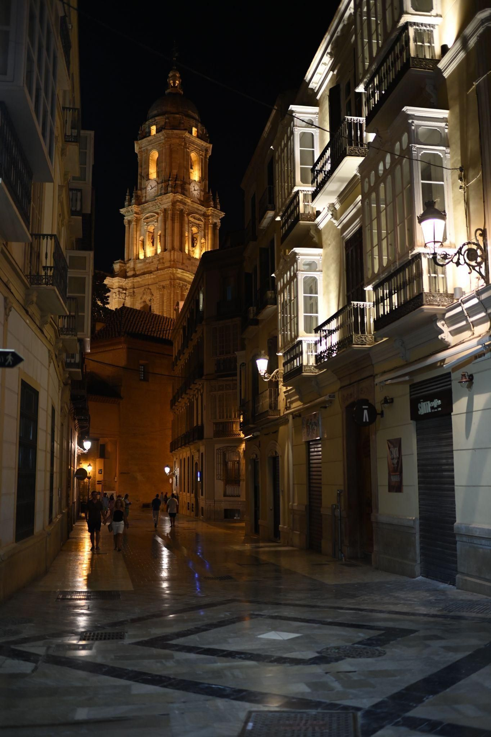 La Málaga apagada: Fotos de la penumbra por el Plan de Ahorro Energético