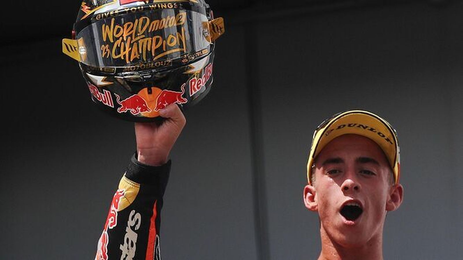 Pedro Acosta celebra su título mundial en Sepang.