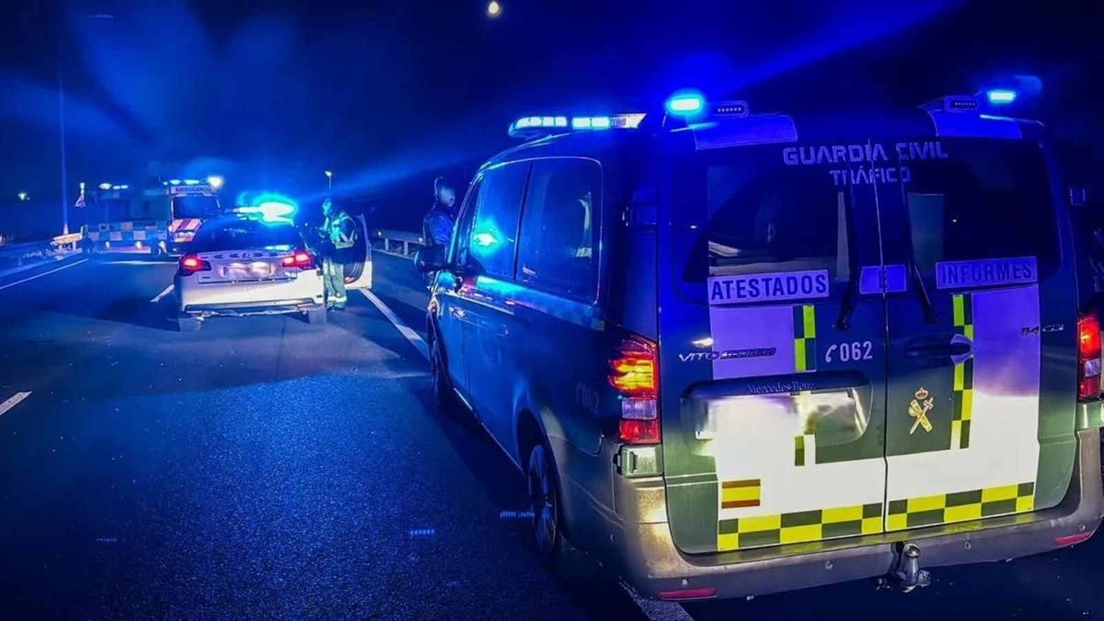 Guardia Civil y efectivos sanitarios intervienen en un accidente de madrugada