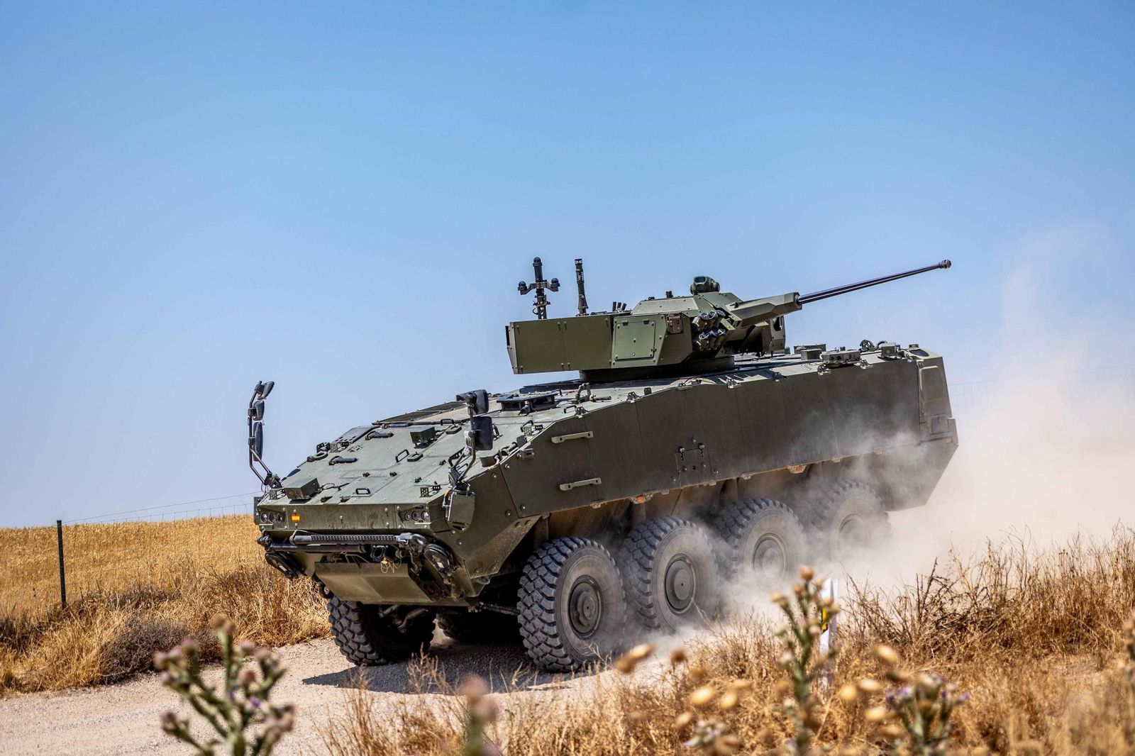 Un vehículo de combate 8x8 'Dragón' en un campo de pruebas. Un vehículo de combate 8x8 'Dragón' en un campo de pruebas.